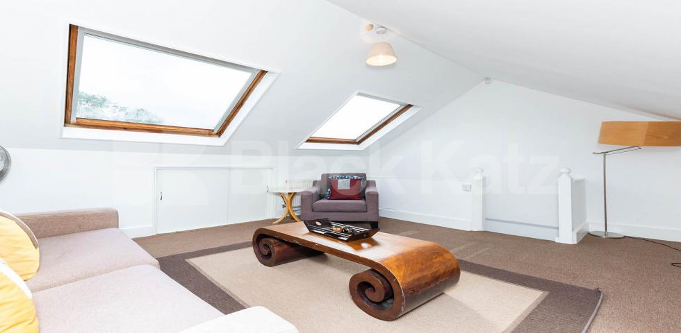 			Large Study, 2 Bedroom, 1 bath, 1 reception Flat			 Barratt Avenue, Alexandra Palace